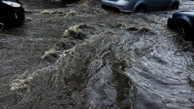 Река Чепинска заля пътя Велинград–Сърница, движението е спряно