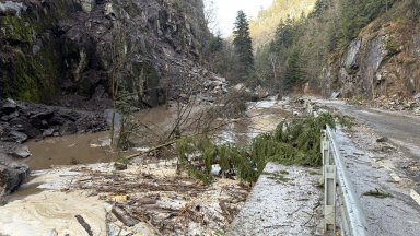 Река Чепинска заля пътя Велинград–Сърница, движението е спряно