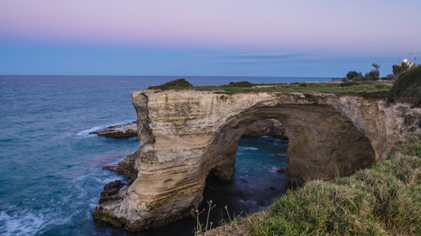 "Арката на любовта" в Пулия се срути навръх Свети Валентин, мощни бури опустошават Италия (видео)