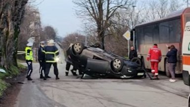 Кола се преобърна по таван след удар в дърво на русенски булевард (видео)
