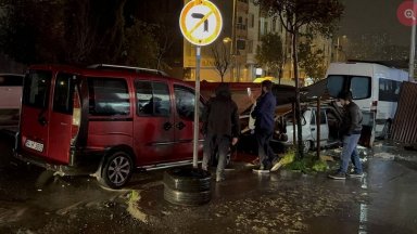 Бури отнесоха покриви, минарета и бетонни огради в Истанбул и Маниса (видео)