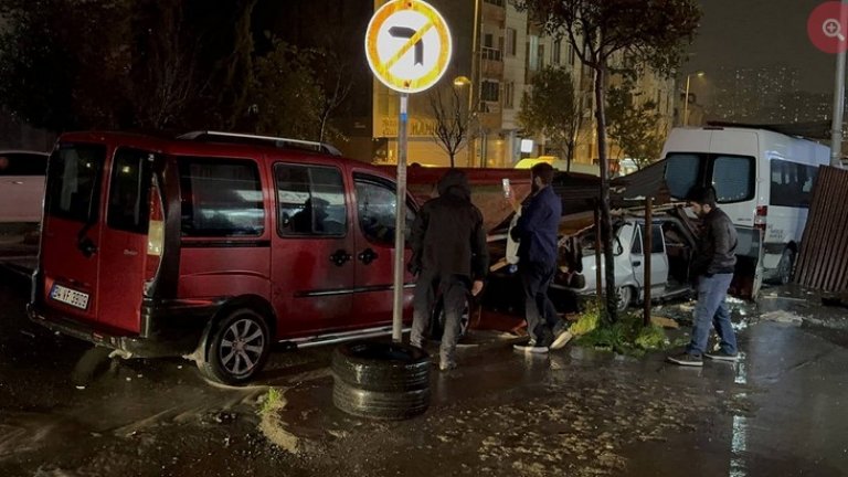 Бури отнесоха покриви, минарета и бетонни огради в Истанбул и Маниса (видео)