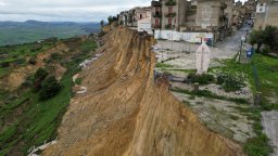 Циклонът "Ориана" срути скалното образувание "Арката на любовта" в южната италианска област Пулия