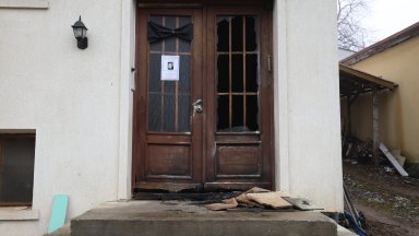 Петима мъже са задържани за палежите на колата и дома на кмета на Бистрица