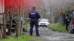Претърсиха къщата на Ивайло Калушев в село Българи (снимки)