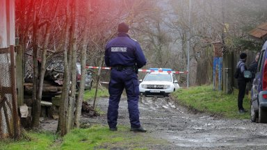 Претърсват къщата на Ивайло Калушев в село Българи (снимки)