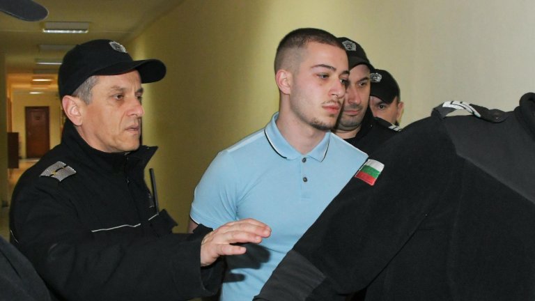 "Децата питат къде е мама": На фона на протест започна делото за трагедията с АТВ в "Слънчев бряг"