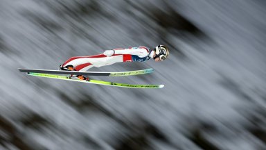 Австрийците спечелиха компрометирано последно състезание в ски скока