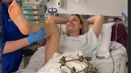 След четири операции: Вон снима видео от болницата и бе транспортирана до летището