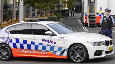 Един загинал и двама в критично състояние след нападение с нож на оживена улица в Сидни