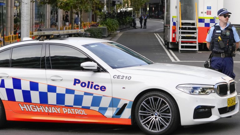 Един загинал и двама в критично състояние след нападение с нож на оживена улица в Сидни