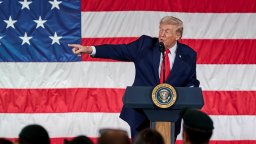 Доналд Тръмп промени мнението си - митата за всички страни ще са не 10, а 15%