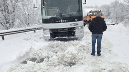 Снежен ад: Обърнати тирове, автобуси в преспите, общини на тъмно и блокирани пътища