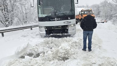 Снежен ад: Обърнати тирове, автобуси в преспите, общини на тъмно и блокирани пътища (снимки)