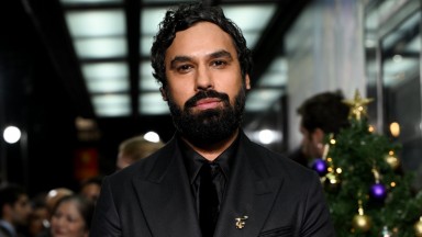 Звезда от "Теорията за големия взрив" дарява анонимно милиони долари за лечение на семейства