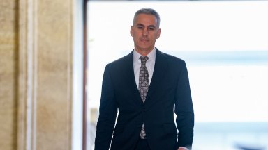 Кой кой е в кабинета "Гюров"