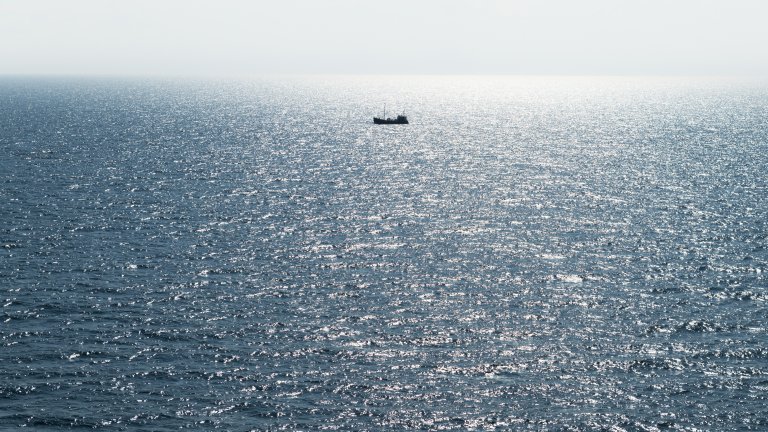 Риболовен кораб с трима на борда изчезна край Созопол