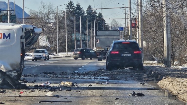 Тежка катастрофа с четири коли затвори входа на Враца откъм Мездра (снимки)