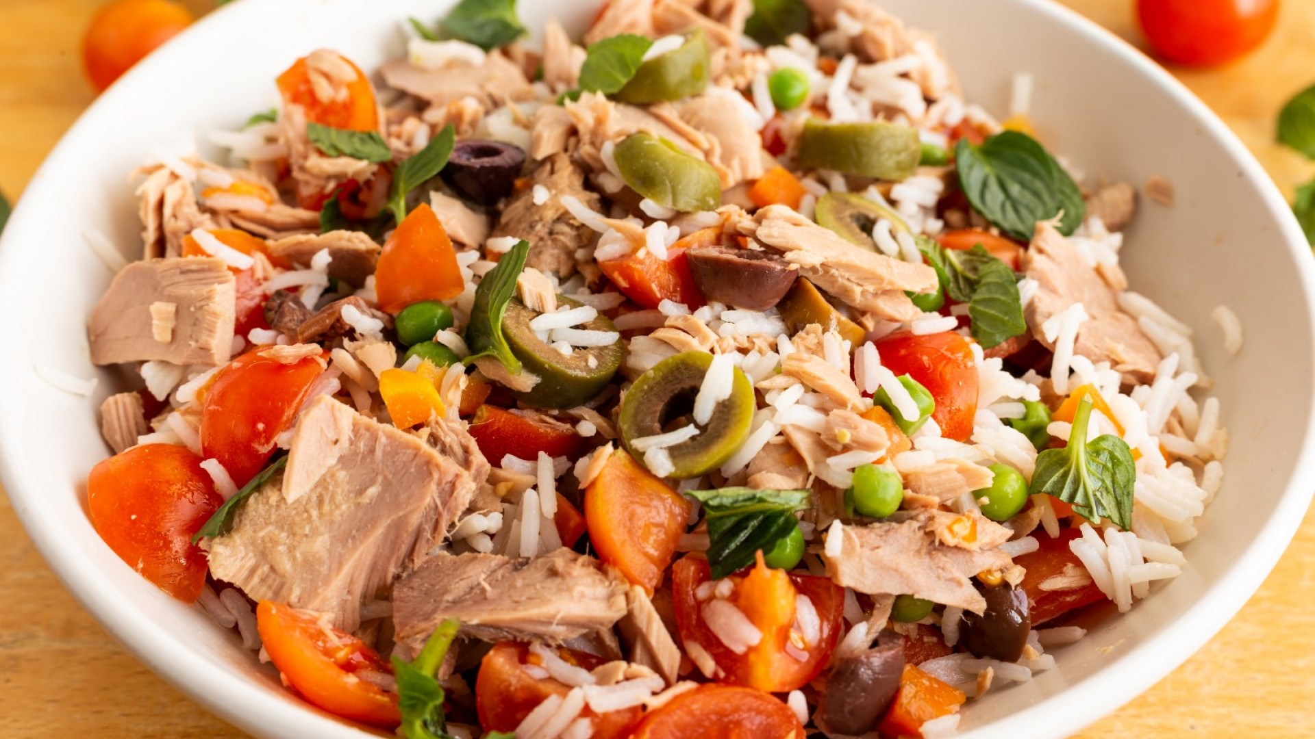 Питателна салата с ориз и риба тон