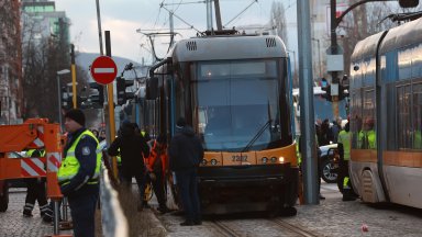 Трамвай блъсна и уби пешеходка пред "Пирогов" (снимки)