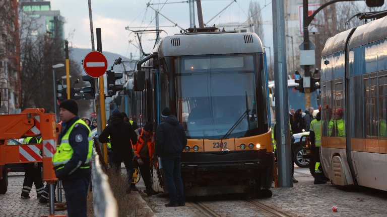 Трамвай блъсна и уби пешеходка пред "Пирогов" (снимки)