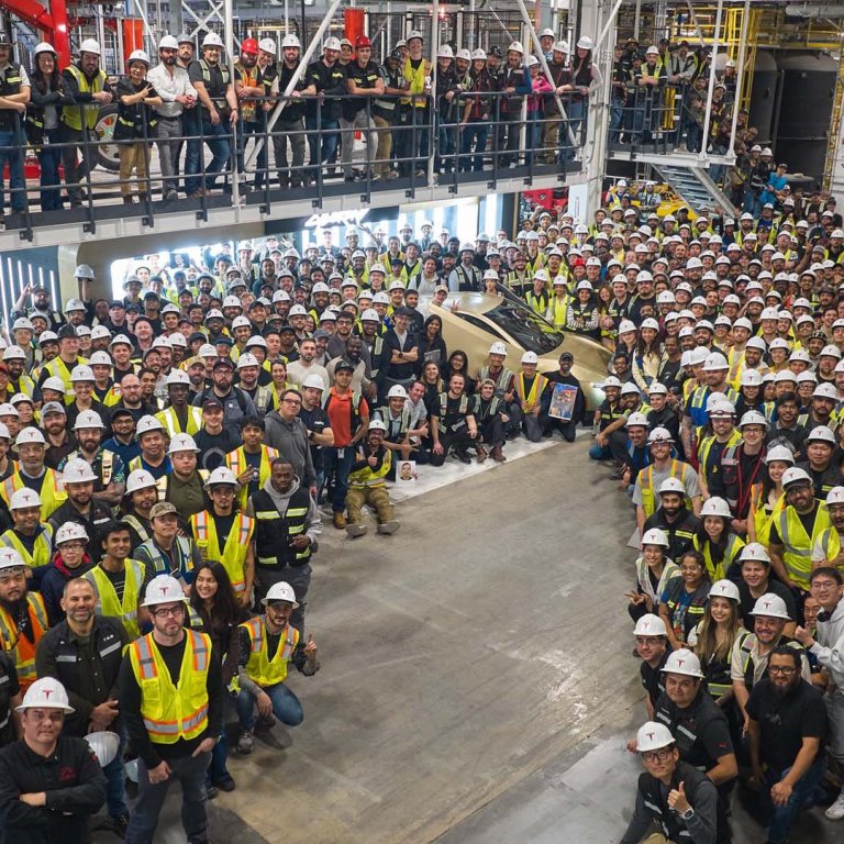 Tesla започна производството на безпилотния автомобил Cybercab