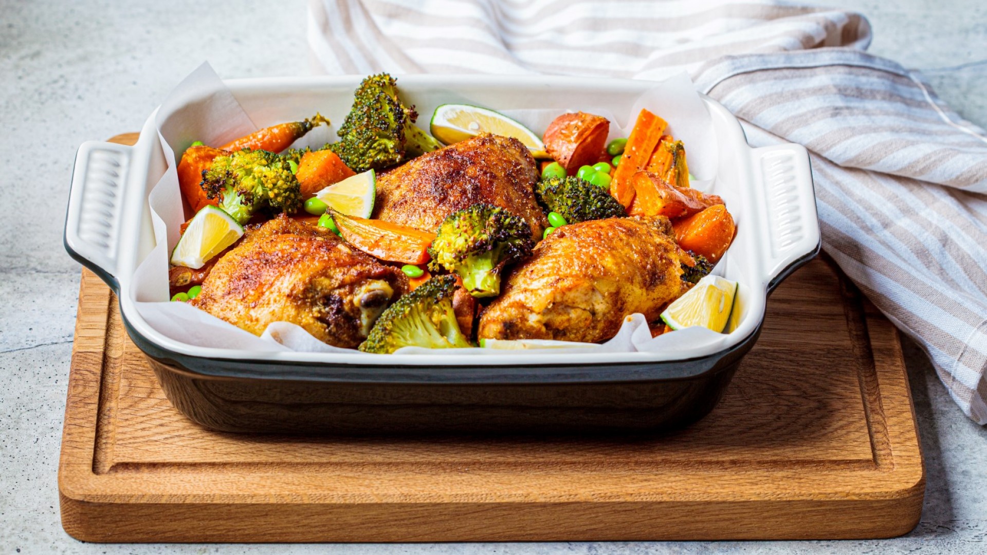 Пикантни пилешки бутчета със сладки картофи и броколи на фурна