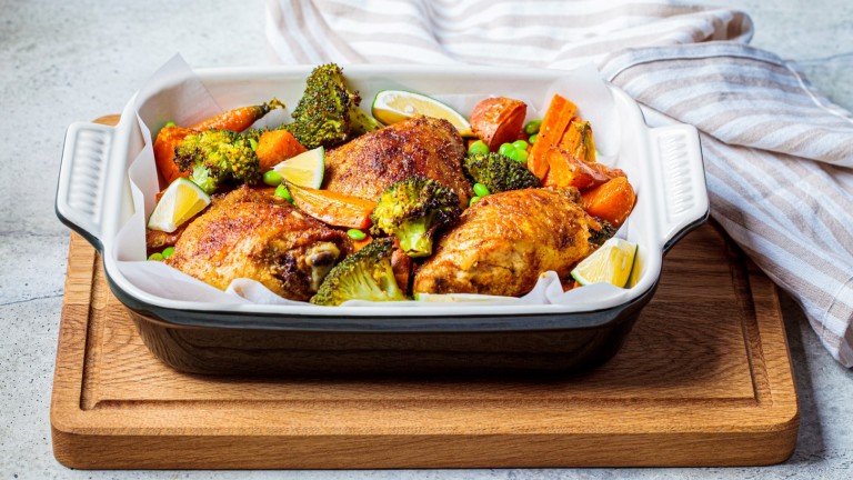 Пикантни пилешки бутчета със сладки картофи и броколи на фурна