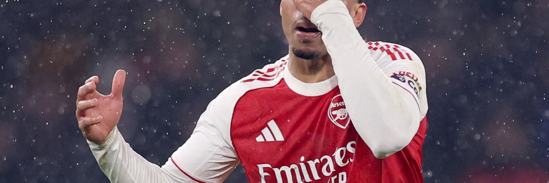 Лудост в Англия: Изпадналите "вълци" шокираха лидера Арсенал в края и зарадваха Сити