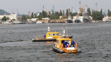 Хеликоптер се включва в операцията по търсене и спасяване на изчезналия рибарски кораб