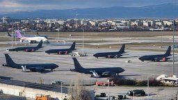 Американски военни самолети зареждат на летището в София (снимки)
