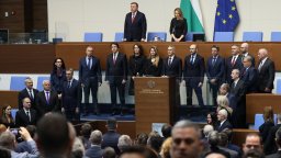 Служебният кабинет "Гюров" положи клетва, ДПС-НН бойкотира (снимки/видео)