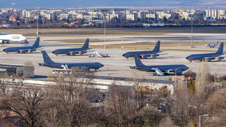 Едно летище. Много самолети и въпроси. Липсващи и противоречиви отговори