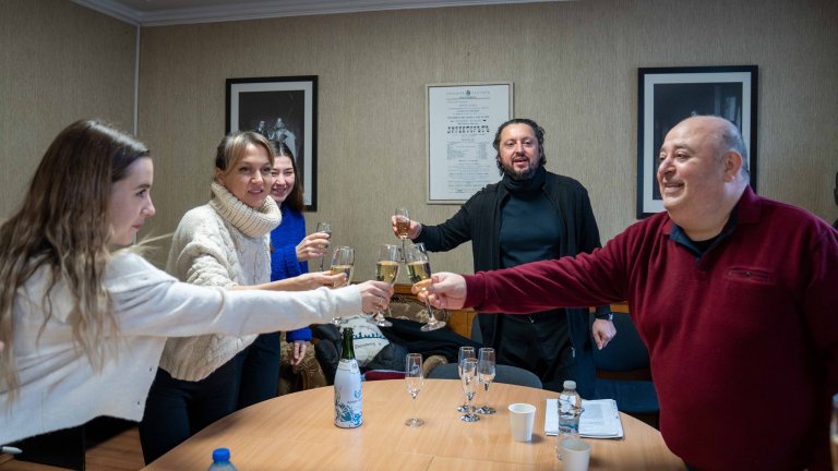 Красавица търси беден грозник, Любо Нейков с дебют в Народния театър