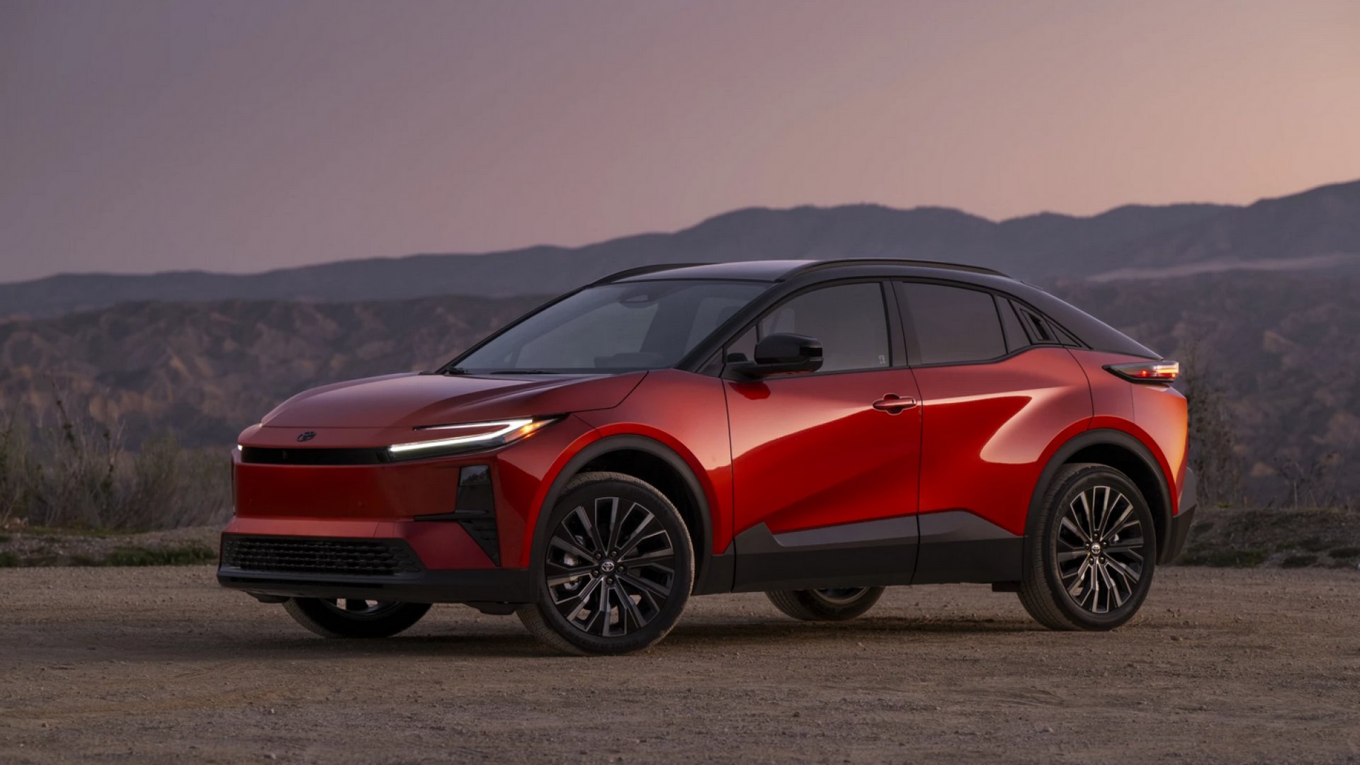 Toyota C-HR става спортен електрически кросоувър