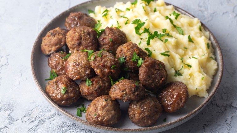 Класика в еърфрайър: Телешки кюфтенца с гарнитура картофено пюре