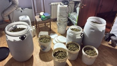 Полицаи изнасят бидони с дрога от апартамент в Бургас