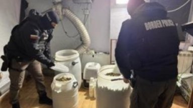 Полицаи изнасят бидони с дрога от апартамент в Бургас