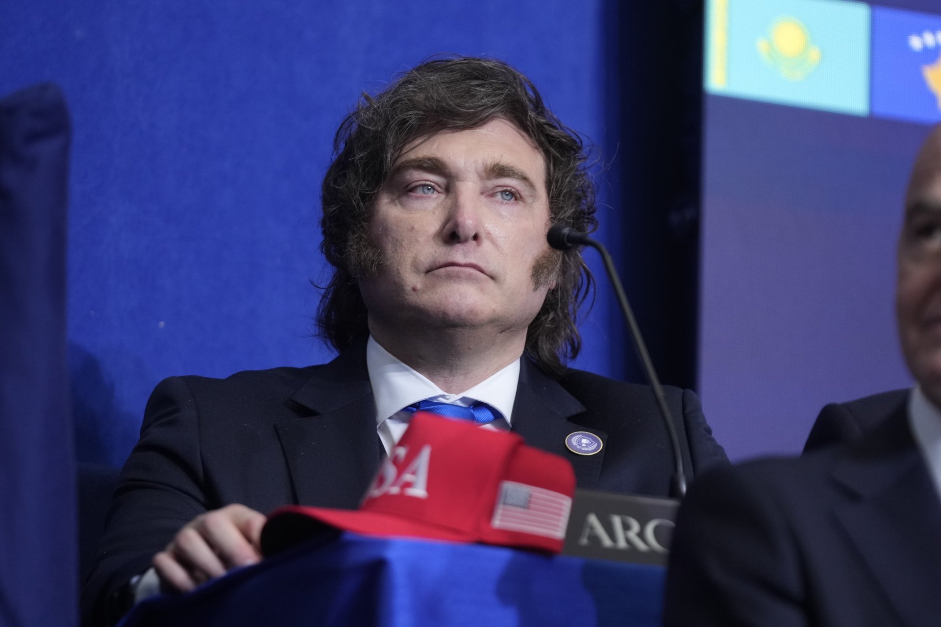 Президентът на Аржентина Хавиер Милей постави шапка с надпис САЩ пред себе си