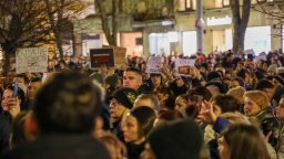 "Тук ме натъпка": Гняв и сълзи на протест с куфари след присъдите за убитата Евгения (снимки)