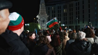 Йотова пред Паметника на Левски: Да се обединим и да върнем доверието в държавата (снимки)