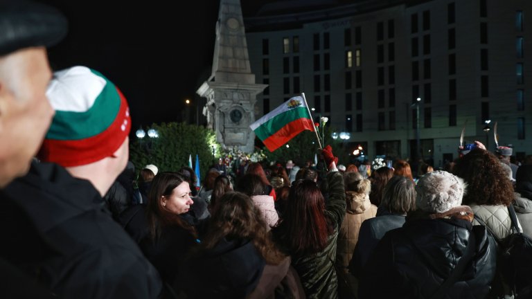 Йотова пред Паметника на Левски: Да се обединим и да върнем доверието в държавата (снимки)