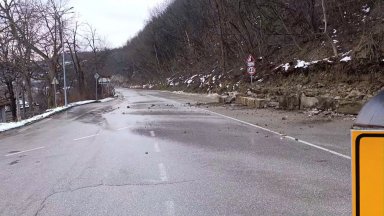 Не могат да спрат шофьори, преминаващи през път, затворен заради паднали скали от "Трапезица"