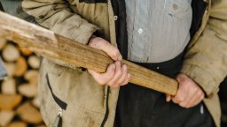 Мъж преби със сопа 8-годишния си син, баба му и вуйчо му