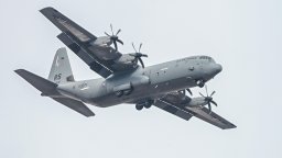 Американски самолет С-130 "Херкулес" кацна в София от базата на НАТО в Рамщайн (снимки)