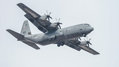Американски самолет С-130 "Херкулес" кацна в София от базата на НАТО в Рамщайн (снимки)