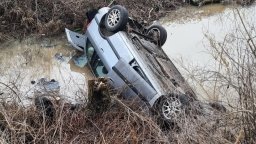 Двама загинаха, а майка и дете са в болница, след като кола падна в дере край Хасково (снимки)