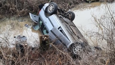 Двама загинаха, а майка и дете са в болница, след като кола падна в дере край Хасково (снимки)