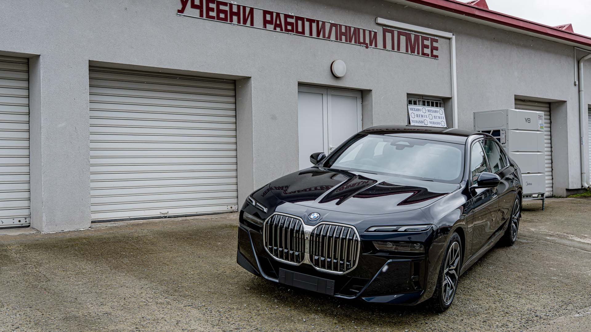Бъдещи автомеханици ще използват BMW 750e xDrive за учебни цели