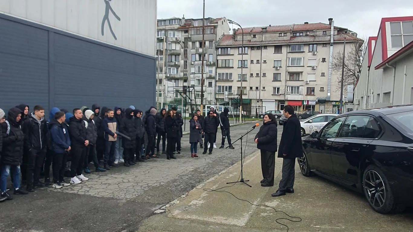 Ученици от 11 клас на ПГМЕЕ и техни преподаватели. 